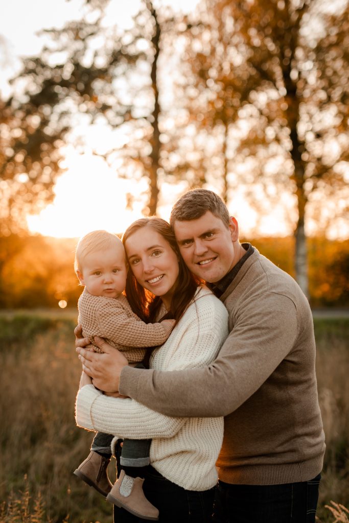 Familj håller om varandra på sin fotografering i solnedgången i Eksjö.