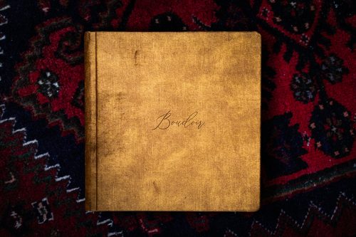 Fotobok i guldig sammet med texten Boudoir på framsidan