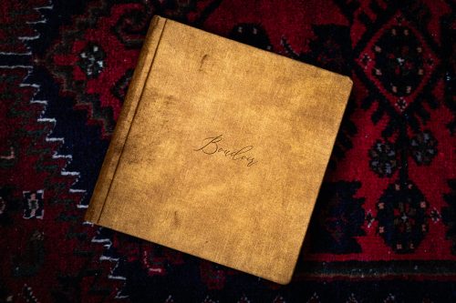 Guldig fotobok i sammet med texten Boudoir på