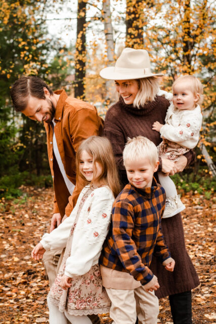 Familj busar på en familjefotografering utomhus i Eksjö.