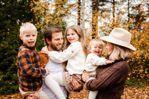 Familjefotografering i Småland med en glad och busig familj utomhus